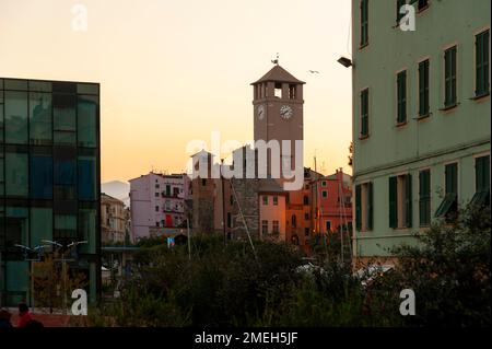 Italien, Savona. Panorama, Blick auf Savona in der neuen Hafengegend bei Sonnenuntergang. Typische Bauweise und Architektur. Reisen und Tourismus. Stockfoto