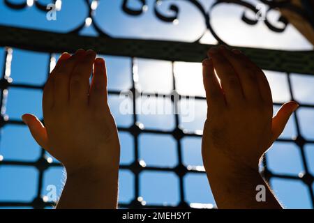 Islamisches Foto. Ein muslimischer Mann, der mit Handzeichen betet. Ramadan-Konzept. Selektiver Fokus. Stockfoto