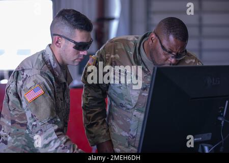 USA Army Reserve SPC. Dakota Beal und Sgt. Herman Eubanks, Mechaniker für Radfahrzeuge der 996. Engineering Company mit Sitz in Milwaukee, Wisconsin, überprüfen ihre Systemdiagnoseanweisungen während des Exercise Platinum Wrench vom 17. August 2022 in Fort McCoy, Wisconsin. Die Diagnose wird während der Schulungsübung zum Platinschlüssel verwendet, um vorbeugende Wartungsprüfungen und Services durchzuführen. Platinschlüssel bieten Wartungs- und Versorgungssoldaten die Möglichkeit, Geräte und Fahrzeuge in der Praxis zu warten und instand zu setzen, um ihre technischen Fähigkeiten bei der Arbeit an Harnstoff zu verbessern Stockfoto