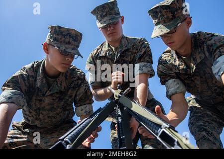 USA Marinekorps Rekruten bei Lima Company, 3. Recruit Training Bataillon, üben eng anstehende Übung im Marine Corps Recruit Depot San Diego, 18. August 2022. Die Übung lehrt Disziplin, indem sie Gewohnheiten der Präzision und automatischen Reaktion auf Befehle vermittelt. Stockfoto