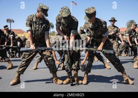 USA Marinekorps Rekruten bei Lima Company, 3. Recruit Training Bataillon, üben eng anstehende Übung im Marine Corps Recruit Depot San Diego, 18. August 2022. Die Übung lehrt Disziplin, indem sie Gewohnheiten der Präzision und automatischen Reaktion auf Befehle vermittelt. Stockfoto