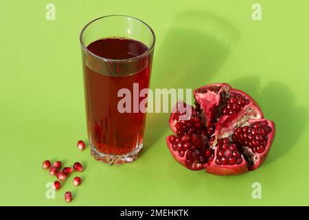 Granatapfelsaft in einem Glas und Granatapfel Stockfoto