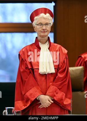 24. Januar 2023, Baden-Württemberg, Karlsruhe: Doris König, Vorsitzende des Zweiten Senats beim Bundesverfassungsgericht, verkündet ein Urteil über die Finanzierung durch die Staatspartei. Dem Urteil zufolge ist eine Anhebung der absoluten Obergrenze für die Finanzierung durch die Staatspartei verfassungswidrig. Foto: Uli Deck/dpa Stockfoto