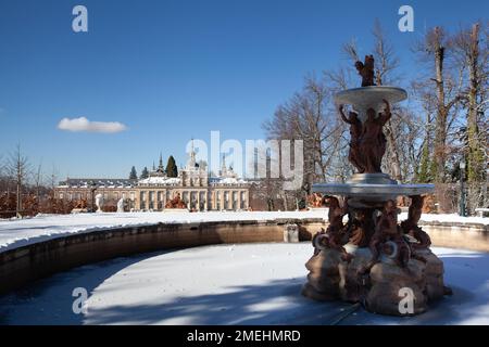 San Ildefonso, Spanien - 4. Januar 2022: Brunnen der drei Grazen in den Gärten des königlichen Palastes von La Granja de San Ildefonso bedeckt mit Schnee auf einem Su Stockfoto