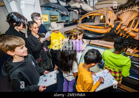 London, Großbritannien. 24. Januar 2023. Es Devlin, FKA Zweige und Mark Wallinger schließen sich den Kindern an – The Wild Escape at the Natural History Museum, eine neue nationale Kampagne unter der Leitung des Art Fund, um kreativ auf die Bedrohung der natürlichen Umwelt Großbritanniens zu reagieren. 500 Museen in ganz Großbritannien und Tausende von Kindern werden ihre Lieblingsmammel ziehen, um einen Beitrag zu einem epischen Kunstwerk zu leisten, das am Earth Day, dem 22. April 2023, in der Welt veröffentlicht wird. Kredit: Guy Bell/Alamy Live News Stockfoto