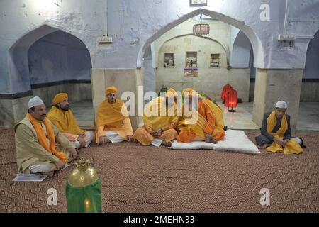 Ajmer, Rajasthan, Indien. 24. Januar 2023. Dargah Dewan (spiritueller Kopf) Syed Zainul Abideen während Mehfil und Khusl Ki Rasam während der jährlichen Urs in Ajmer. (Kreditbild: © Shaukat Ahmed/Pacific Press via ZUMA Press Wire) NUR REDAKTIONELLE VERWENDUNG! Nicht für den kommerziellen GEBRAUCH! Kredit: ZUMA Press, Inc./Alamy Live News Stockfoto