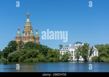 Peterhof, Kathedrale der Heiligen Apostel Peter und Paul, im Kolonistenpark Stockfoto