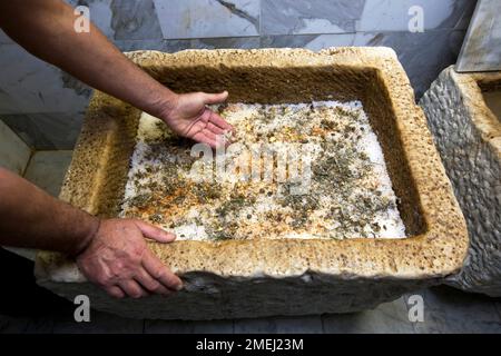 So sieht es aus, wenn man Fett, Lardo, Tnogether mit Salz und Gewürzen in die Marmorboxen steckt Stockfotografie