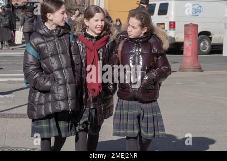 3 orthodoxe jüdische Schulmädchen gehen zusammen nach Hause und tragen den gleichen karierten Rock, die Uniform ihrer Schule. In Brooklyn, New York, 2023 Stockfoto