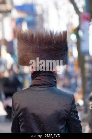 Ein anonymer orthodoxer Jude mit einem Shtreimel-Pelzhut. Auf den Straßen von Brooklyn, New York. Stockfoto