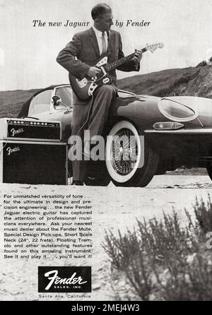 Ein Werbespot für Jaguar Gitarren mit Kotflügel und einem Jaguar Auto. Aus einem Musikmagazin aus den frühen 1960er Jahren. Stockfoto