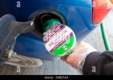 Das Auto mit bleifreiem tesco 95 E10 Benzin an der Zapfsäule füllen, Mann mit Kunststoffhandschuh, kent, großbritannien Stockfoto