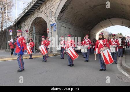 Fanfare „Città dei Mille“ spielt und führt in Bergamo zu den Feierlichkeiten Bergamo Brescias Hauptstadt der europäischen Kultur 2023 Stockfoto