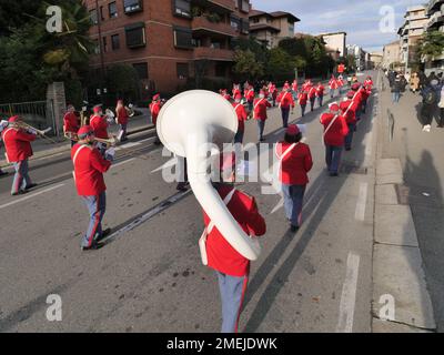 Fanfare „Città dei Mille“ spielt und führt in Bergamo zu den Feierlichkeiten Bergamo Brescias Hauptstadt der europäischen Kultur 2023 Stockfoto