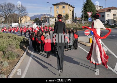 Akrobaten und Stelzenläufer paratieren durch die Straßen der Stadt, um Bergamo Brescias Kulturhauptstadt 2023 zu feiern Stockfoto