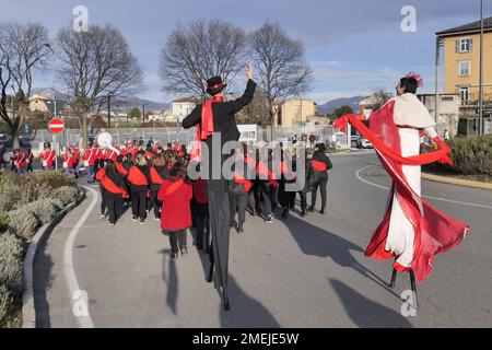 Akrobaten und Stelzenläufer paratieren durch die Straßen der Stadt, um Bergamo Brescias Kulturhauptstadt 2023 zu feiern Stockfoto