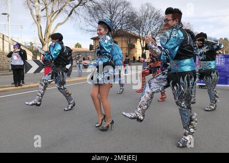 bolivianische Tänzer bei den Feierlichkeiten für Bergamo Brescia, europäische Kulturhauptstadt 2023 in Bergamo, Italien Stockfoto