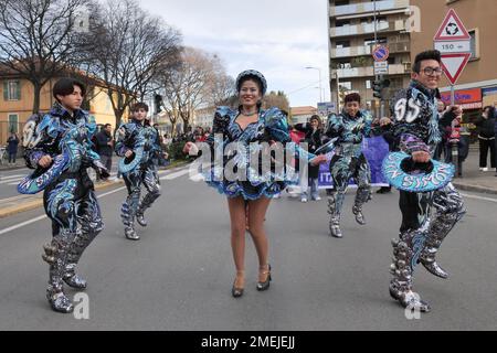 bolivianische Tänzer bei den Feierlichkeiten für Bergamo Brescia, europäische Kulturhauptstadt 2023 in Bergamo, Italien Stockfoto