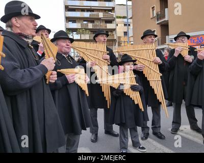 Pan Flöte Ensemble tritt in den Straßen der Stadt auf, um Bergamo Brescias Kulturhauptstadt 2023 zu feiern Stockfoto