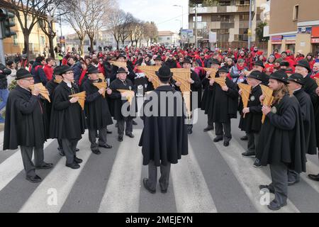 Pan Flöte Ensemble tritt in den Straßen der Stadt auf, um Bergamo Brescias Kulturhauptstadt 2023 zu feiern Stockfoto