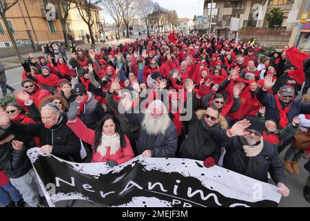 Feierlichkeiten für Bergamo Brescia, europäische Kulturhauptstadt 2023, Tausende von Menschen in den Straßen der Stadt. Stockfoto