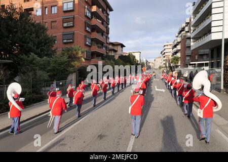 Fanfare „Città dei Mille“ spielt und führt in Bergamo zu den Feierlichkeiten Bergamo Brescias Hauptstadt der europäischen Kultur 2023 Stockfoto