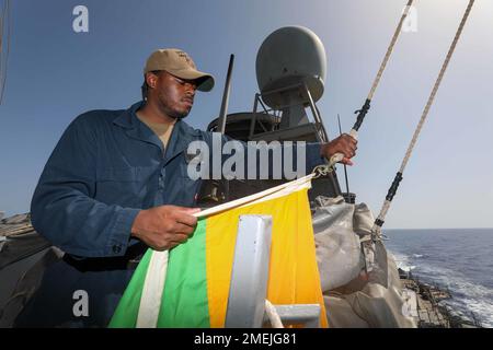 220817-N-CS075-1003 MITTELMEER (17. August 2022) Quartermaster Seaman Carlton Brown aus Prince George's County, Maryland, hebt die Vorbereitungsflagge an Bord des Arleigh-Burke-Class-Guided-Missile Destroyer USS Cole (DDG 67) im Mittelmeer, August 17 2022. USS Cole ist in den USA auf einem geplanten Einsatz Marinestreitkräfte Europa Einsatzgebiet, angestellt von den USA Sechste Flotte, die die Interessen der USA, Verbündeten und Partner verteidigt. Stockfoto