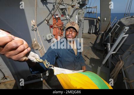 220817-N-CS075-1005 MITTELMEER (17. August 2022) Quartermaster Seaman Carlton Brown aus Prince George's County, Maryland, hebt die Vorbereitungsflagge an Bord des Arleigh-Burke-Class-Guided-Missile Destroyer USS Cole (DDG 67) im Mittelmeer, August 17 2022. USS Cole ist in den USA auf einem geplanten Einsatz Marinestreitkräfte Europa Einsatzgebiet, angestellt von den USA Sechste Flotte, die die Interessen der USA, Verbündeten und Partner verteidigt. Stockfoto