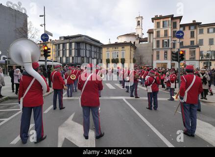 Fanfare „Città dei Mille“ spielt und führt in Bergamo zu den Feierlichkeiten Bergamo Brescias Hauptstadt der europäischen Kultur 2023 Stockfoto