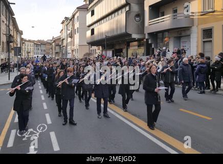 Feierlichkeiten für Bergamo Brescia, europäische Kulturhauptstadt 2023, Tausende von Menschen in den Straßen der Stadt. Stockfoto