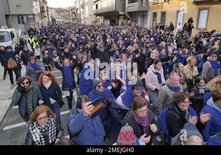 Feierlichkeiten für Bergamo Brescia, europäische Kulturhauptstadt 2023, Tausende von Menschen in den Straßen der Stadt. Stockfoto