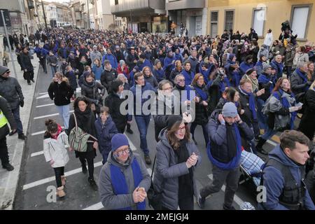 Feierlichkeiten für Bergamo Brescia, europäische Kulturhauptstadt 2023, Tausende von Menschen in den Straßen der Stadt. Stockfoto