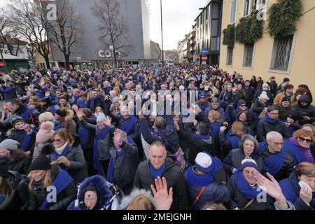 Feierlichkeiten für Bergamo Brescia, europäische Kulturhauptstadt 2023, Tausende von Menschen in den Straßen der Stadt. Stockfoto