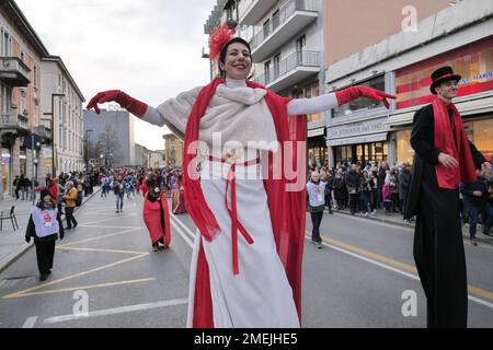 Akrobaten und Stelzenläufer paratieren durch die Straßen der Stadt, um Bergamo Brescias Kulturhauptstadt 2023 zu feiern Stockfoto