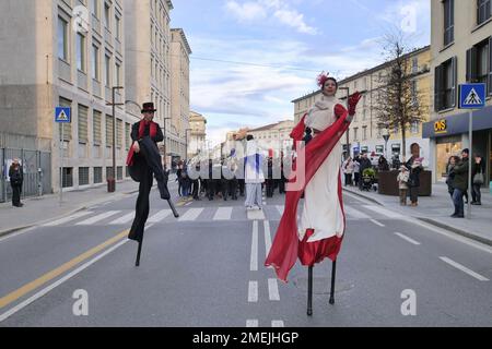 Akrobaten und Stelzenläufer paratieren durch die Straßen der Stadt, um Bergamo Brescias Kulturhauptstadt 2023 zu feiern Stockfoto