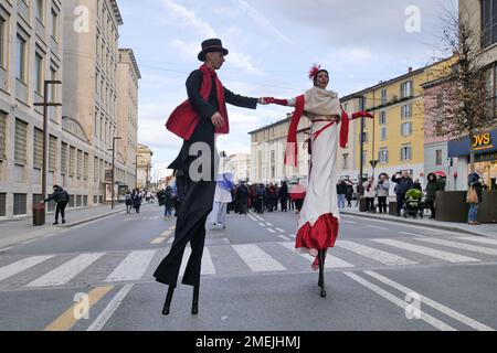 Akrobaten und Stelzenläufer paratieren durch die Straßen der Stadt, um Bergamo Brescias Kulturhauptstadt 2023 zu feiern Stockfoto