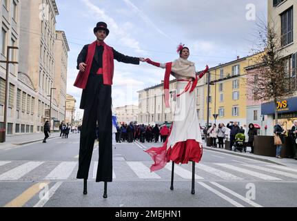 Akrobaten und Stelzenläufer paratieren durch die Straßen der Stadt, um Bergamo Brescias Kulturhauptstadt 2023 zu feiern Stockfoto