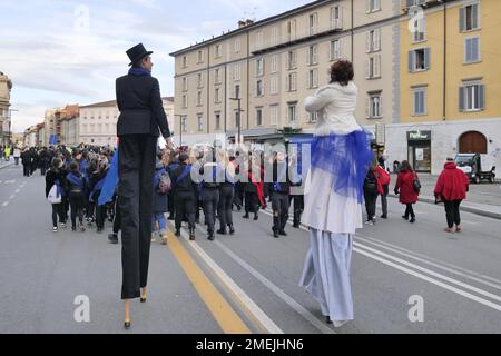 Akrobaten und Stelzenläufer paratieren durch die Straßen der Stadt, um Bergamo Brescias Kulturhauptstadt 2023 zu feiern Stockfoto