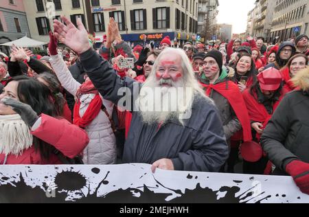 Feierlichkeiten für Bergamo Brescia, europäische Kulturhauptstadt 2023, Tausende von Menschen in den Straßen der Stadt. Stockfoto