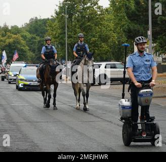 Während sie auf Polizeipferden und einem Segway reiteten, zeigten diese Mitglieder der örtlichen Germain Polizei eine alternative Methode, um während der USA in Aktion zu treten Army Garrison Wiesbaden's First Responder Day Parade in der Wohngegend Aukumm, August 17. Stockfoto