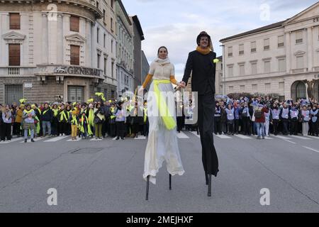 Akrobaten und Stelzenläufer paratieren durch die Straßen der Stadt, um Bergamo Brescias Kulturhauptstadt 2023 zu feiern Stockfoto