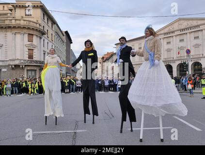 Akrobaten und Stelzenläufer paratieren durch die Straßen der Stadt, um Bergamo Brescias Kulturhauptstadt 2023 zu feiern Stockfoto