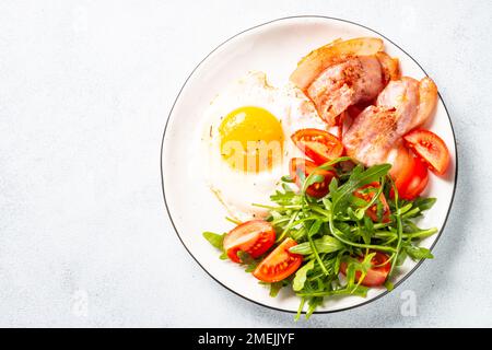 Gesundes Frühstück oder Mittagessen. Becon, Eier und frischer Salat. Stockfoto