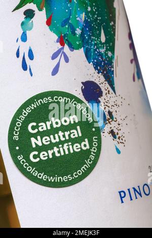 Kohlenstoffneutraler zertifizierter Aufkleber auf der Flasche des italienischen Weinerzeugnisses Echo Falls Pinot Grigio, das im Vereinigten Königreich verkauft wird Stockfoto