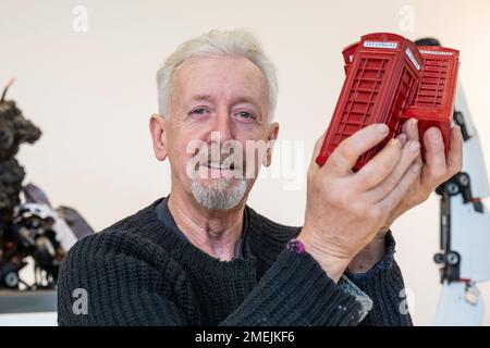 London, Großbritannien. 24. Januar 2023 David Mach RA posiert mit Werken seiner Serie „Telephone Box Maquette“ aus dem Jahr 2019 bei einer Vorschau auf „Heavy Metal“, seine neue Ausstellung in der Pangolin London Galerie in King’s Cross. Die Show läuft bis zum 25. März. Kredit: Stephen Chung / Alamy Live News Stockfoto