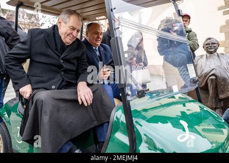 Nachod, Tschechische Republik. 24. Januar 2023. Der tschechische Präsident Milos Zeman (links) trifft Nachod-Bürgermeister Jan Birke (CSSD) und Einheimische am 24. Januar 2023 in Nachod (Tschechische Republik). Kredit: David Tanecek/CTK Photo/Alamy Live News Stockfoto