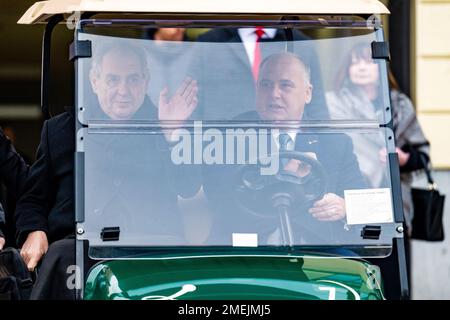 Nachod, Tschechische Republik. 24. Januar 2023. Der tschechische Präsident Milos Zeman (links) trifft Nachod-Bürgermeister Jan Birke (CSSD) und Einheimische am 24. Januar 2023 in Nachod (Tschechische Republik). Kredit: David Tanecek/CTK Photo/Alamy Live News Stockfoto