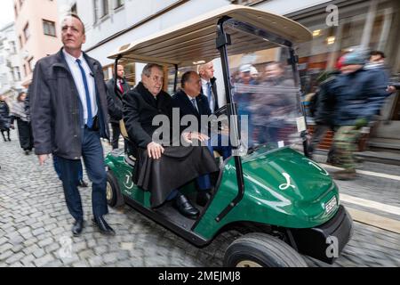 Nachod, Tschechische Republik. 24. Januar 2023. Der tschechische Präsident Milos Zeman (links) trifft Nachod-Bürgermeister Jan Birke (CSSD) und Einheimische am 24. Januar 2023 in Nachod (Tschechische Republik). Kredit: David Tanecek/CTK Photo/Alamy Live News Stockfoto
