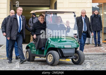 Nachod, Tschechische Republik. 24. Januar 2023. Der tschechische Präsident Milos Zeman (links) trifft Nachod-Bürgermeister Jan Birke (CSSD) und Einheimische am 24. Januar 2023 in Nachod (Tschechische Republik). Kredit: David Tanecek/CTK Photo/Alamy Live News Stockfoto