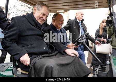 Nachod, Tschechische Republik. 24. Januar 2023. Der tschechische Präsident Milos Zeman (links) trifft Nachod-Bürgermeister Jan Birke (CSSD) (rechts) und Einheimische in Nachod, Tschechische Republik, 24. Januar 2023. Kredit: David Tanecek/CTK Photo/Alamy Live News Stockfoto